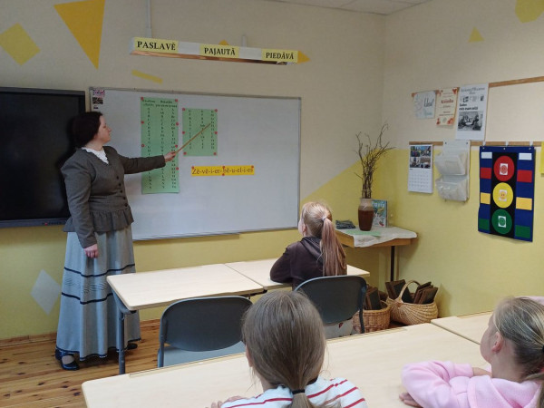 Jaunlaicenes muižas muzeja izglītojošā nodarbībā "Skološanās ne pa jokam"